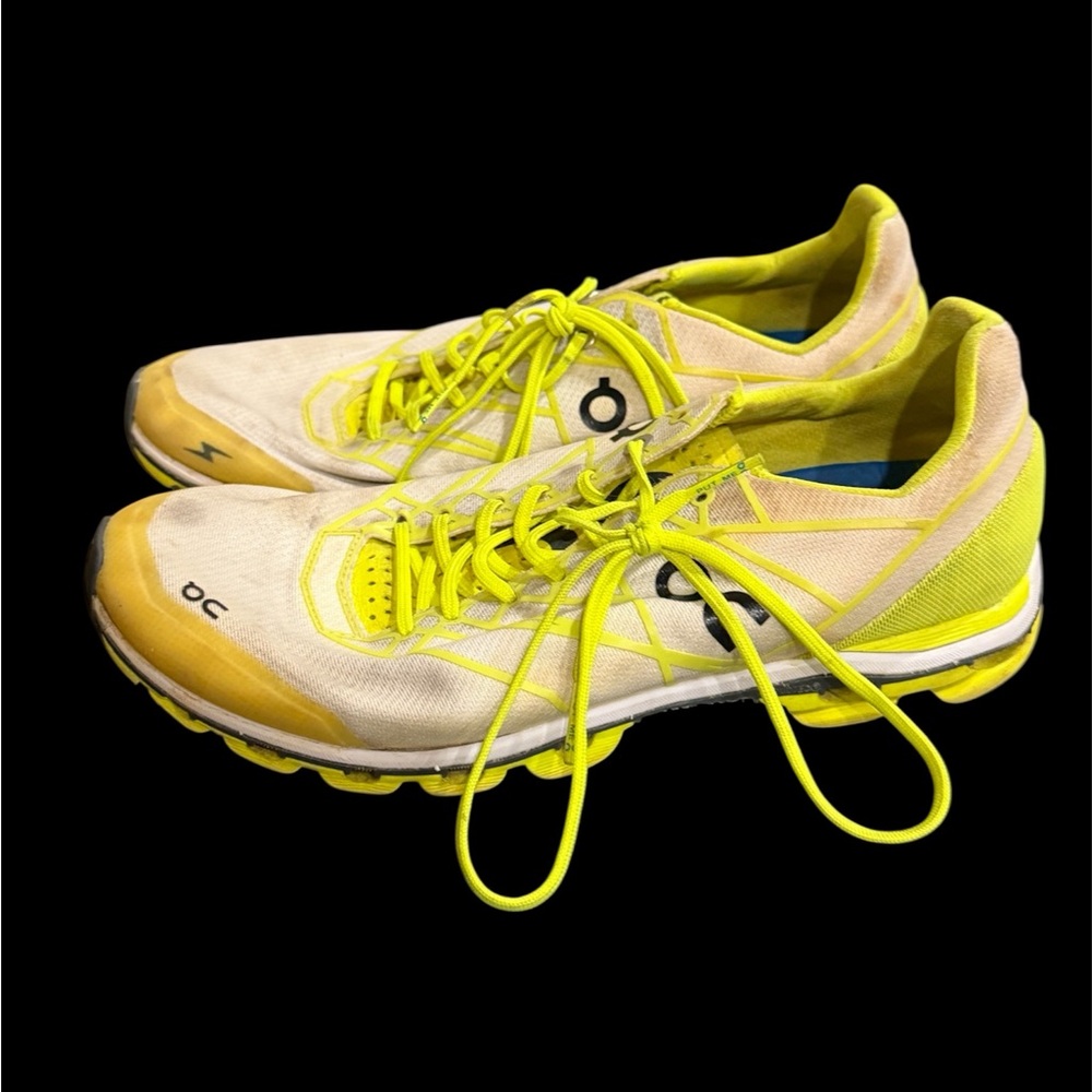 On cloud flow neon yellow and white sneakers size 7